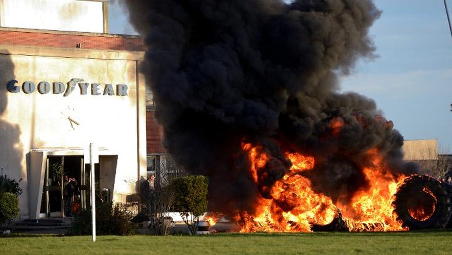 Des pneus brûlent devant l'usine Goodyear d'Amiens-Nord, en protestation contre la fermeture, le 7 janvier 2014