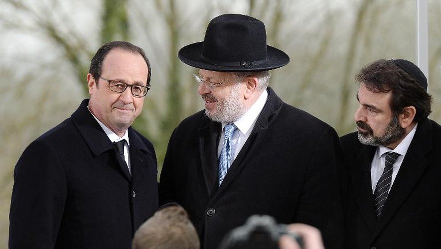 Le président du Consistoire central Joel Mergui (d), François Hollande et le Grand rabbin du Bas-Rhin René Gutman au cimetière de Sarre-Union le 17 février 2015