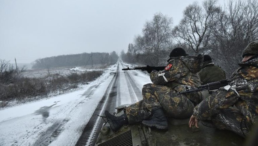 Les rebelles prorusses sur un tank à quelques kilomètres de la ville de Debaltseve, le 9 février 2015