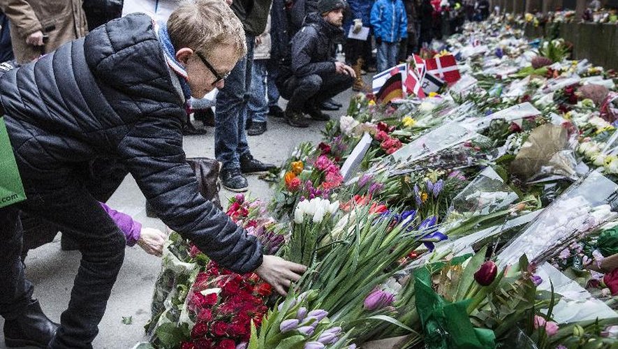Des gens déposent des fleurs en hommage aux victimes des attaques le 16 février 2015 à Copenhague