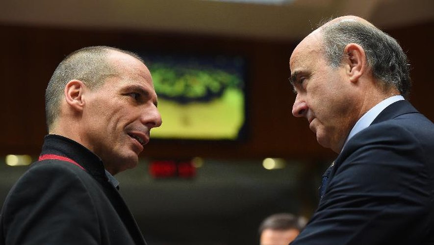 Le ministre grec Yanis Varoufakis (g) parle avec son homologue espagnol Luis de Guidos Jurado, le 17 février 2015 à Bruxelles