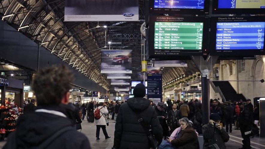Des panneaux d'information à la gare de l'Est, à Paris, pendant l'interruption du trafic le 17 février 2015 en raison de la découverte d'une bombe datant de la Seconde Guerre mondiale à Noisy-le-Sec