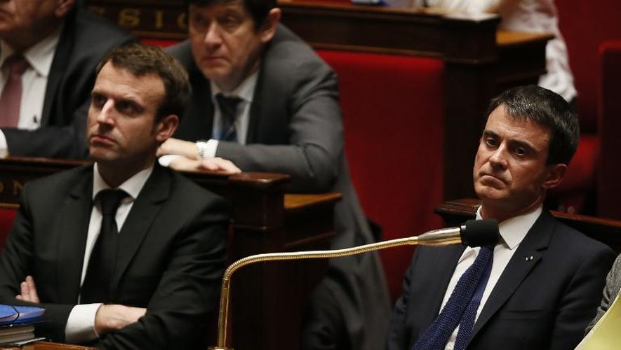 Emmanuel Macron (g) et Manuel Valls lors des questions au gouvernement à l'Assemblée nationale le 17 février 2015