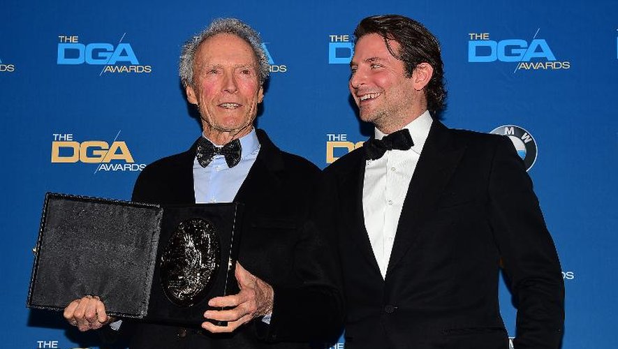 Clint Eastwood (g) et Bradley Cooper, réalisateur et acteur de "American sniper", dans la salle de presse du Directors Guild Awards (DGA, syndicat des réalisateurs américains), le 7 février 2015 Los Angeles, Etats-Unis