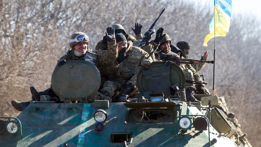 Des soldats ukrainiens arrivent à Artemivsk après avoir quitté la ville de Debaltseve, tombée aux mains des rebelles pro-russes, le 18 février 2015