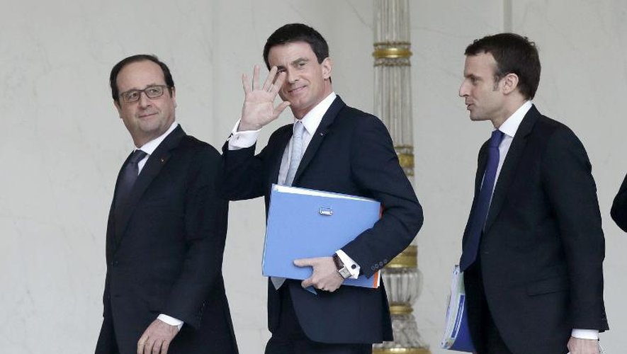 (de g à d) Le président François Hollande, le premier ministre Manuel Valls et le ministre de l'Économie, Emmanuel Macron, sortent du conseil de ministres, le 18 février 2015 au Palais de l'Elysée, à Paris