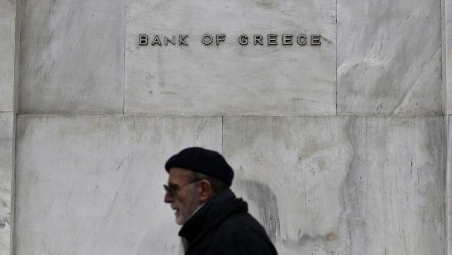 Un homme passe devant le siège de la banque grecque à Athènes le 18 février 2015