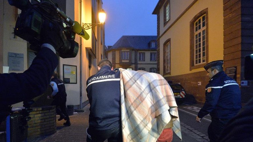 Des gendarmes conduisent le 18 février 2015 vers le tribunal de Saverne, dans l'est de la France, un des adolescents interpellés suite aux dégradations commises dans le cimetière juif de Sarre-Union