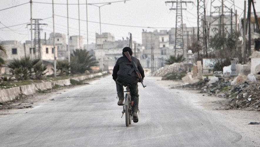 Un combattant rebelle dans une rue d'Alep le 28 janvier 2015