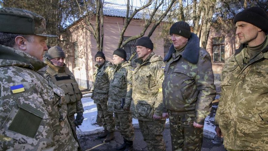 Photo diffusée par le service de presse de la présidence ukrainienne montrant le président Porochenko rendant visite à des soldats qui se sont retirés de Debaltseve, le 18 février 2015 à Artemivsk