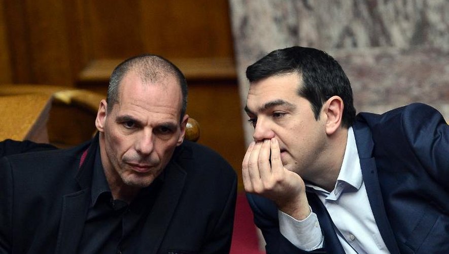 Le ministre grec des Finances Yianis Varoufakis (g) et le Premier ministre Alexis Tsipras (d) au Parlement, le 18 février 2015 à Athènes
