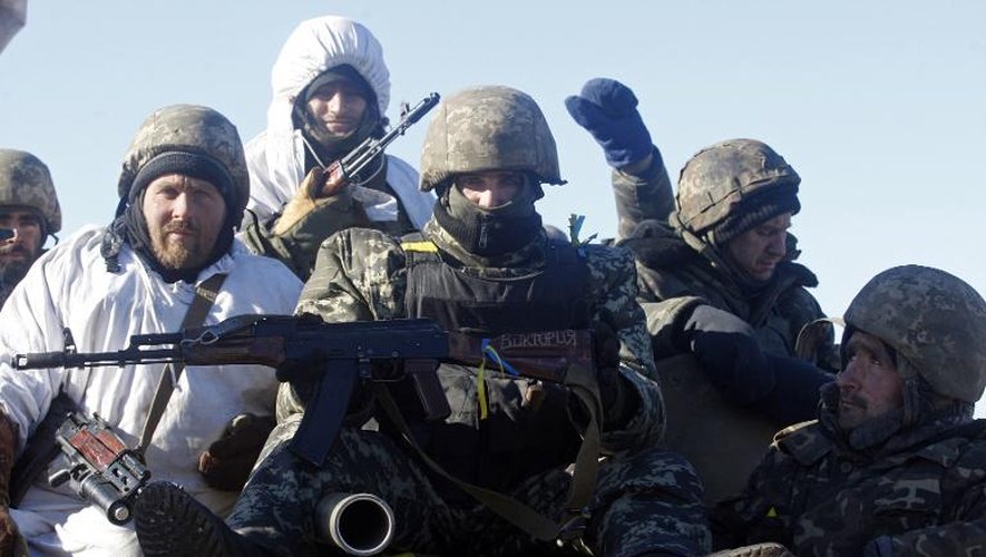 Des soldats ukrainiens juchés sur un char arrivent à Artemivsk, le 18 février 2015