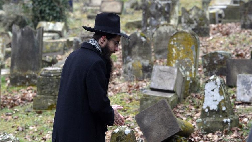 Un membre de la communauté juive observe les tombes profanées du cimetière Sarre-Union, dans le Bas-Rhin, le 17 février 2015
