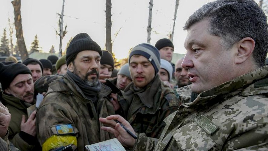 Le président ukrainien Petro Porochenko sur le front au milieu des soldats le 18 février 2015 dans la région de Donetsk