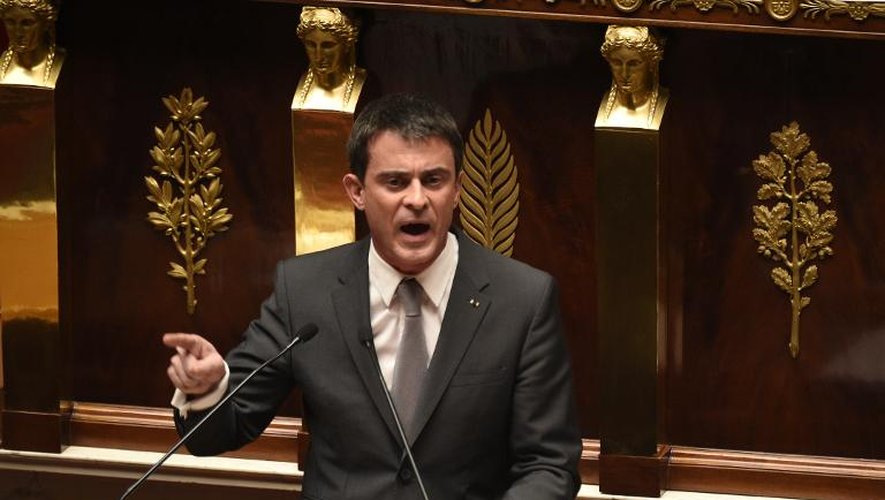 Le Premier ministre Manuel Valls prononce son discours de réponse à la motion de censure portée par la droite et le centre à l'Assemblée nationale, le 19 février 2015