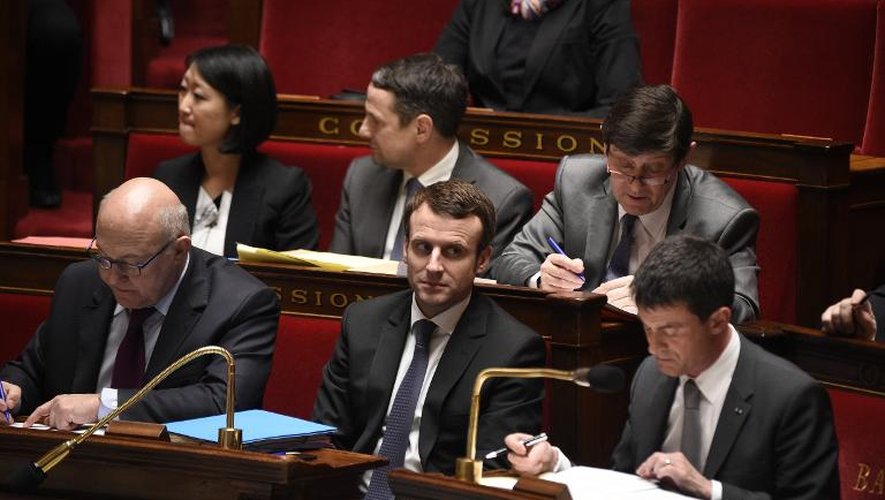 Michel Sapin, Emmanuel Macron et Manuel Valls à l'Assemblée nationale au cours du débat sur la motion de censure, le 19 févrirer 2015