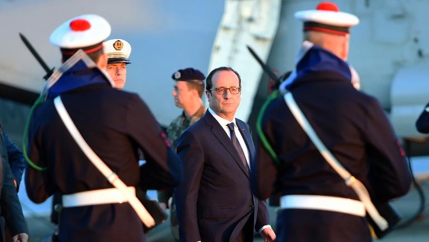 Le président François Hollande à bord du  "Charles de Gaulle" le 14 janvier 2015 à Toulou