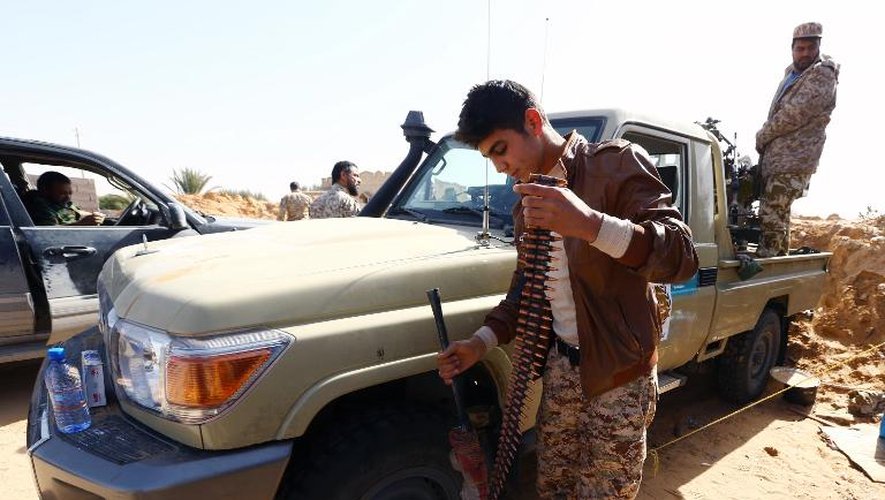 Des combattants de la milice islamiste Fajr Libya, le 4 février 2015 à al-Aqrabiyah, à l'ouest de Tripoli
