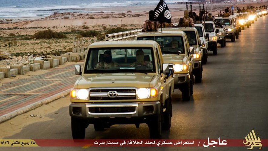 Image des troupes de l'organisation Etat islamique dans la ville de Syrte, en Libye, diffusée par leur média de propagande, Welayat Tarablos, le 18 février 2015
