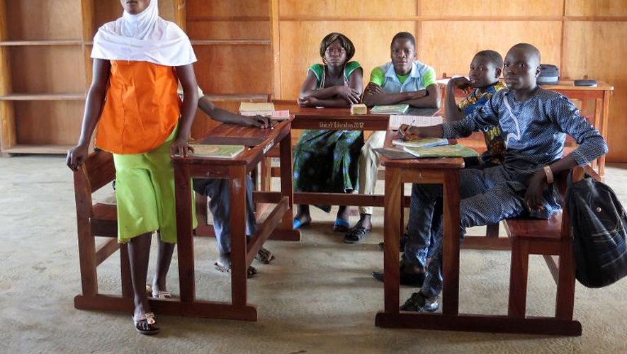 Des élèves planchent lors d'une leçon dans le cadre du Programme de cours accéléré, à Pobé au Bénin le 5 février 2015