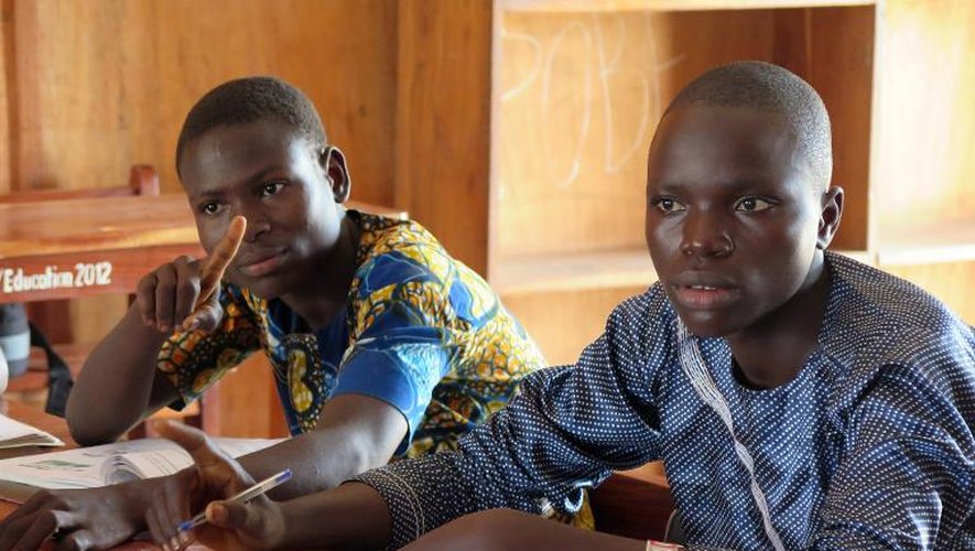 Félix assiste à une leçon dans le cadre du programme de cours accéleré de Pobé au Bénin, le 5 février 2015