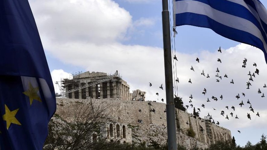 Le drapeau grec et le drapeau européen à Athènes, le 19 février 2015
