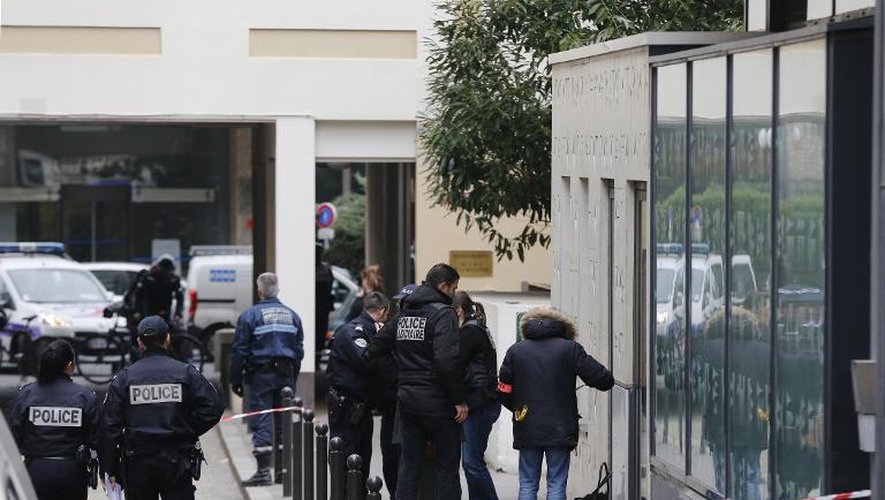 Des policiers devant l'école Alain-Fournier, dont la directrice a été poignardée, le 19 février 2015