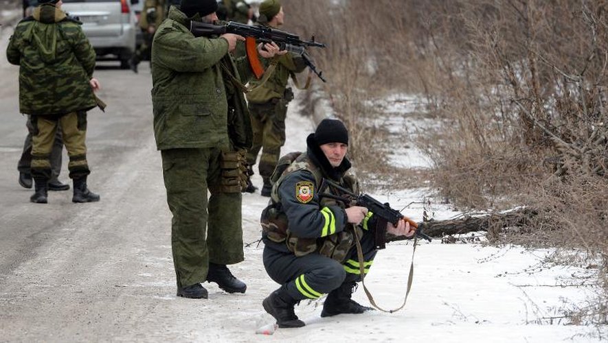 Des rebelles prorusses prennent position sur une route proche de la ville stratégique de Debaltseve, le 19 février 2015