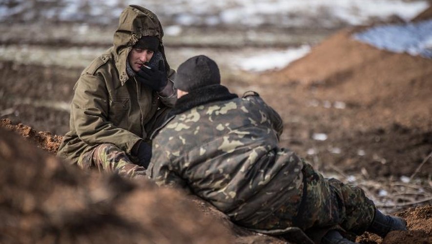 Des combattants se reposent dans un village le 19 février 2015 près d'Artemivsk, dans la région de Donetsk
