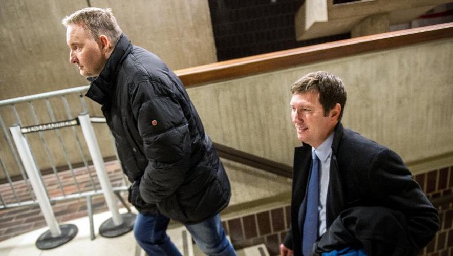 Fabrice Paszkowski et son conseil, Me Karl Vandamme, quittent le tribunal de Lille, le 19 février 2015 à l'avat-dernier jour du procès dit du Carlton