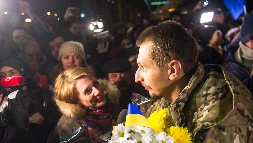 Un soldat ukrainien qui a pu quitter la ville de Debaltseve, dans la région prorusse de Donetsk, est accueilli le 19 février 2015 à la gare de Kiev
