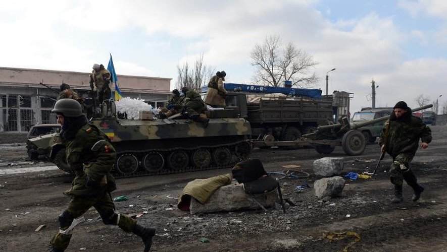 Les rebelles prorusses se déploient le 20 février 2015 dans la ville de Debaltseve, à l'est de l'Ukraine, abandonnée par les forces ukrainiennes
