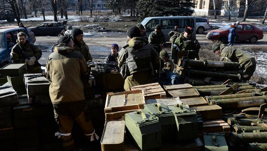 Des rebelles prorusses préparent le 20 février 2015 des munitions dans la ville de Debaltseve, abandonnée par les forces ukrainiennes