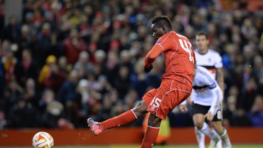 Mario Balotelli inscrit un penalty pour Liverpool contre Besiktas en Europa League, le 19 février 2015 à Anfield