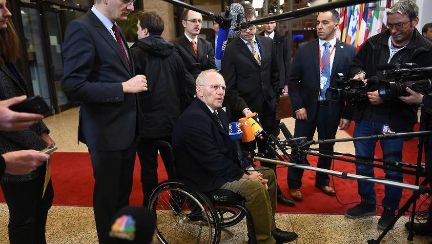 Le ministre des Finances allemand, Wolfgang Schäuble, répond à la presse à son arrivée au conseil européen, le 20 février 2015