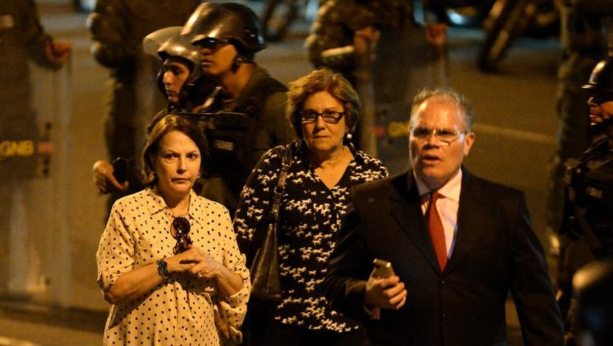 La femme du maire de Caracas Mitzy Capriles de Ledezma (g) s'exprime après l'arrestation de son mari, le 19 février 2015 à Caracas