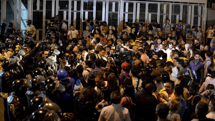 Des partisans du maire de Caracas Antonio Ledezma se sont rassemblés devant le bâtiment des services secrets de Caracas, le 19 février 2015