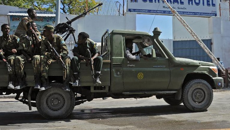 Les forces de sécurité somaliennes contrôlent l'entrée du Central Hotel, près du palais présidentiel, le 20 février 2015 à Mogadiscio, cible d'une attaque revendiquée par les islamistes shebab