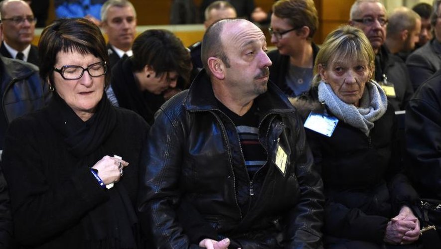 Francoise and Patrick Champlon (c), les parents d'Alicia Champlon, et Dominique Bertaut (g), mère d'Audrey Bertaut, au palais de justice de Draguignan au premier jour du procès le 10 février 2015