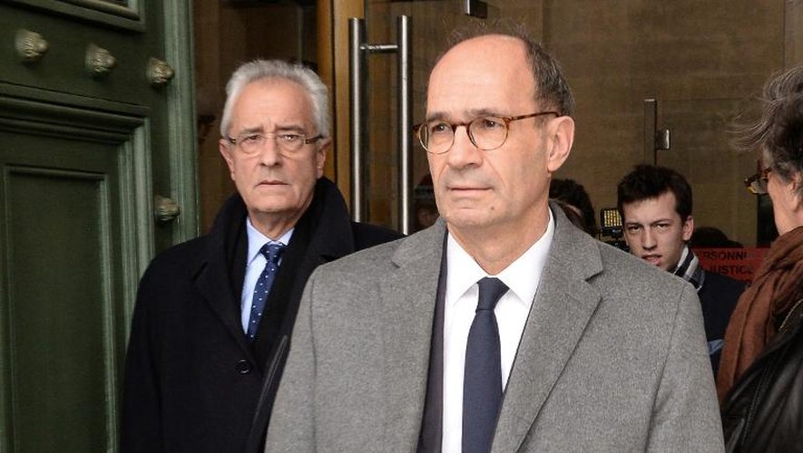 Le député UMP Eric Woerth (d) et son avocat Jean-Yves Le Borgne quitte le tribunal de Bordeaux, le 20 février 2015