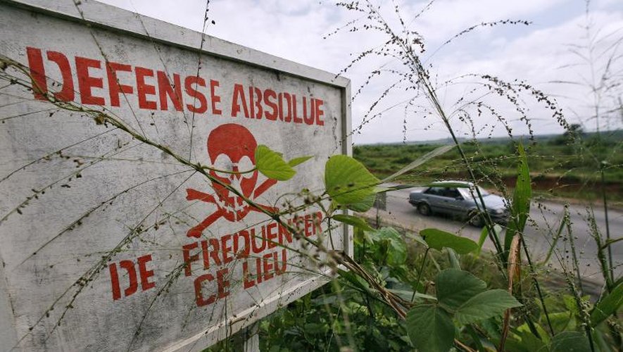 Panneau indiquant un site contaminé par des déchets toxiques du cargo Probo Koala, le 26 juin 2007 près d'Abidjan