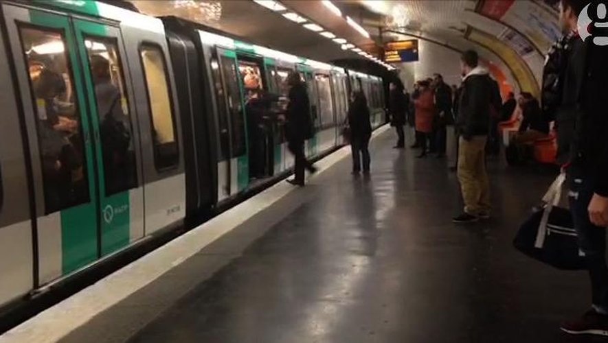 Phot tirée d'une vidéo diffusée par le Guardian en Grande-Bretagne montre les supporteurs de Chelsea repousser un passager noir dans le métro parisien le 17 février 2015