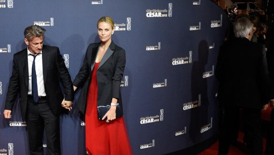 Les acteurs Sean Penn et Charlize Theron arrivent au théâtre du Châtelet