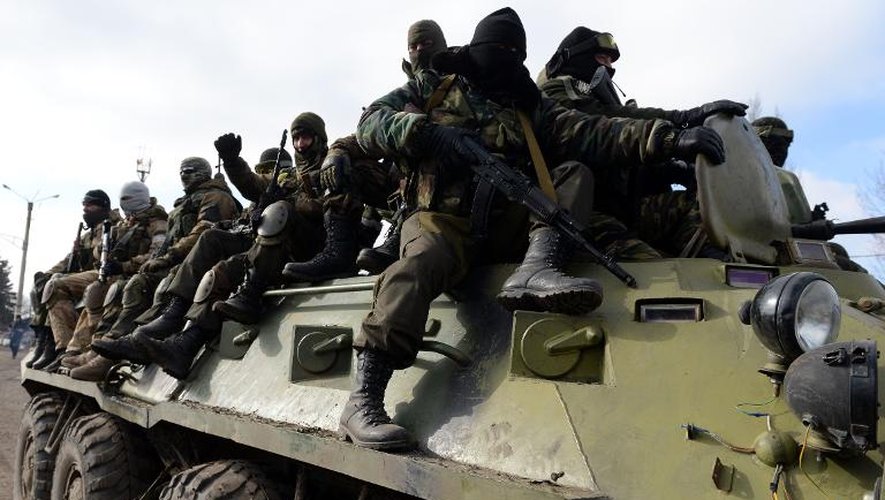 Des rebelles prorusses juchés sur un char ukrainien dont ils se sont emparés le 20 février 2015 à Debaltseve