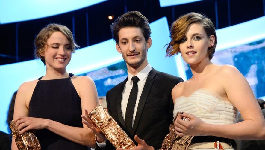 Adele Haenel, meilleure actrice, Pierre Niney, meilleur acteur et Kristen Stewart meilleur second rôle, avec leur César le 20 février 2015 à Paris