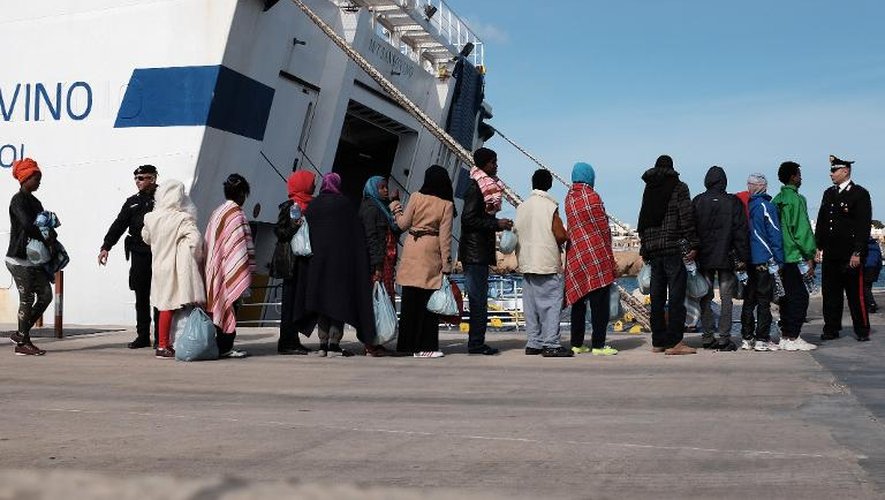 Des migrants, dont des Libyens, attendent d'embarquer sur un ferry dans le port de Lampedusa en Italie le 20 février 2015