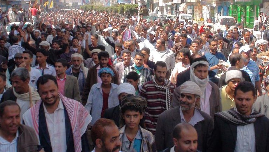 Des manifestants yéménites participent à une marche contre les Houthies à Ibb le 21 février 2015