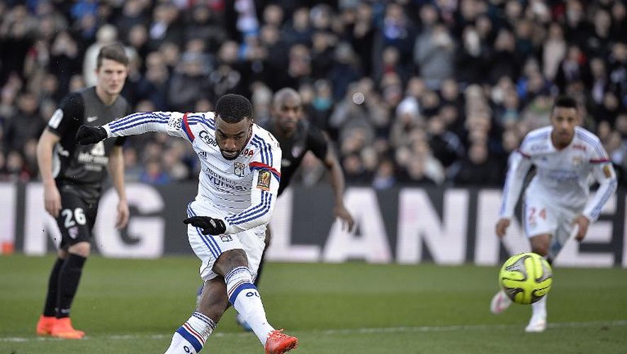 L'attaquant de Lyon Alexandre Lacazette tire un penalty face à Metz, le 25 janvier 2015 à Gerland