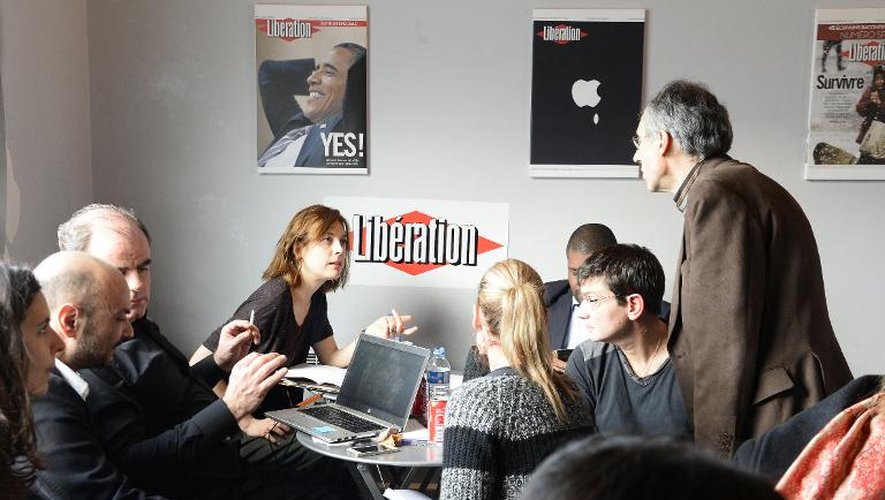 L'équipe de Charlie Hebdo est rassemblée dans les locaux de Libération le 9 janvier 2015 à Paris