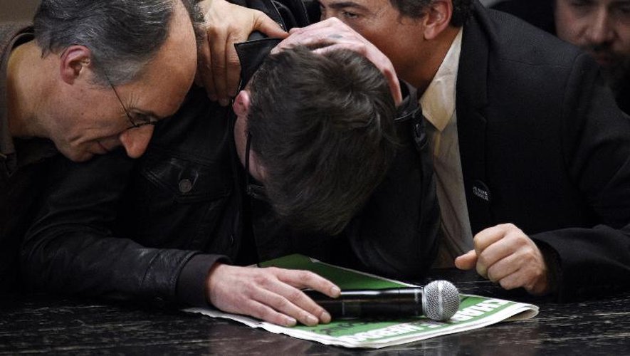 Le dessinateur Luz, en pleurs, est réconforté par Gérard Biard (à gauche) et Patrick Pelloux lors d'une conférence de presse le 13 janvier 2015